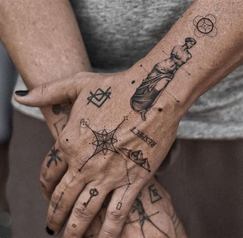 tattoo uomo semplici|Tatuaggi piccoli uomo: 35 foto per scegliere meglio il prossimo。